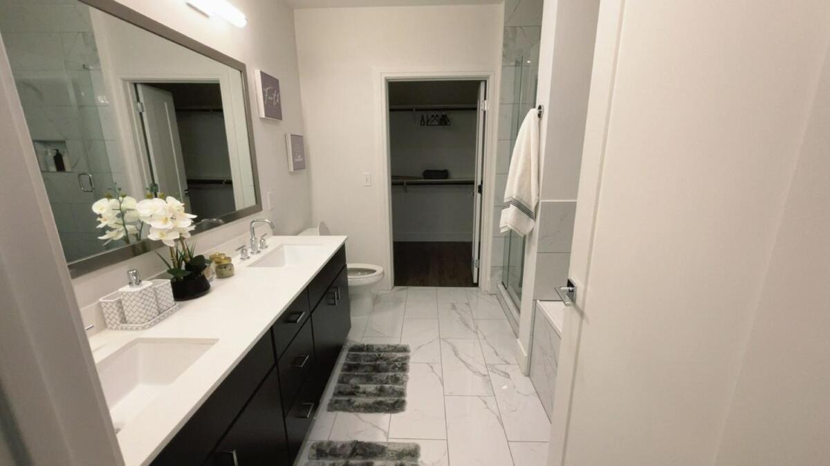 Gray Luxe At Nrg Apartment