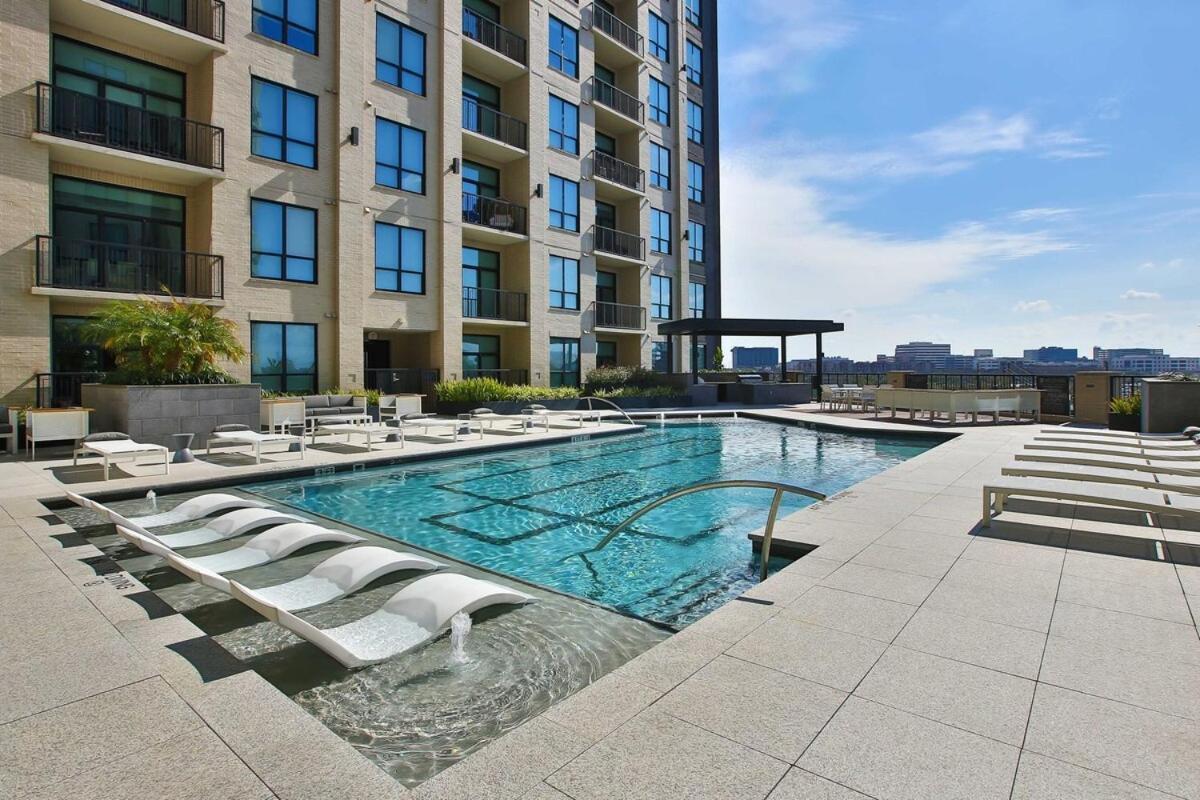 Gray Luxe At Nrg Apartment